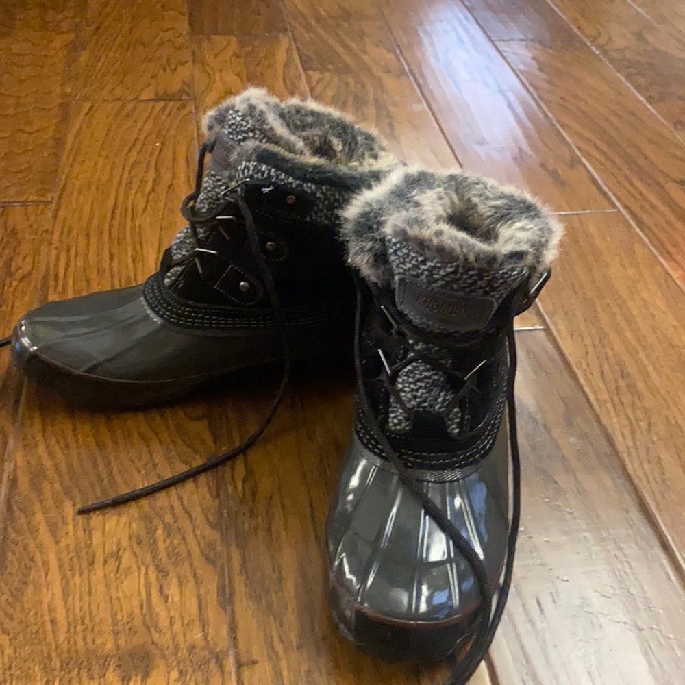 Khombu boots with fur barely used. Really cute!